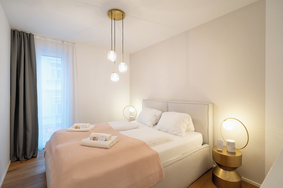 Apartamento luxo | 1 quarto, cofres nos quartos, individualmente decorados