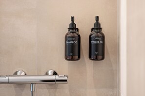 Deluxe Apartment | Bathroom | Shower, hair dryer, towels, soap - Vienna Heights Premium Apartments (Vienna)