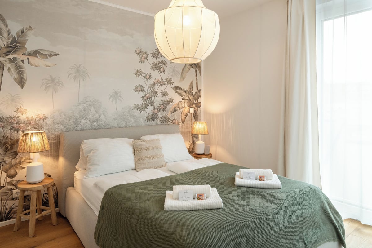 Premium two-bedroom Apartment | 客房內保險箱、遮光布/窗簾、隔音、熨斗/熨衣板