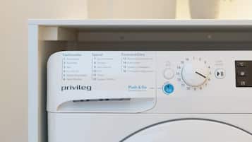 Een wasmachine met voorlader en een bedieningspaneel waarop verschillende wasprogramma’s en een “Push & Go” knop staan weergegeven.