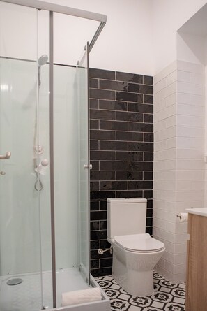 Classic Single Room | Bathroom - Succeed Campo Pequeno Suites (Lisbon)
