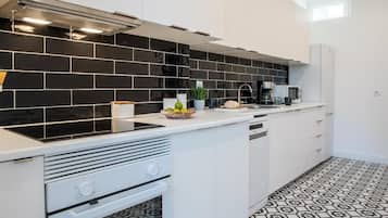 Full-size fridge, microwave, oven, stovetop