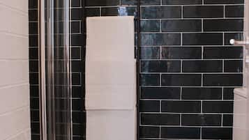 Rainfall showerhead, free toiletries, towels, soap