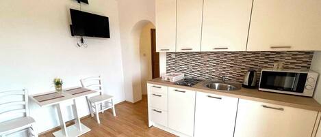 Køleskab, kogeplade, køkkentøj/tallerkener/redskaber