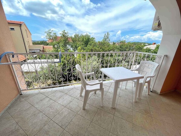 Outdoor dining - Studio with balcony and air conditioning (Jadranovo)
