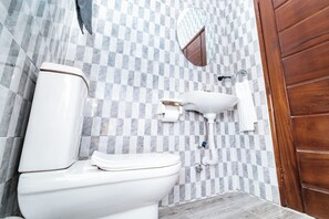 Doccia, asciugamani, sapone, carta igienica