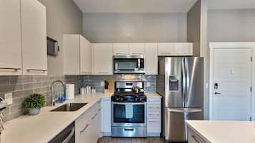 Een koelkast, een magnetron, een oven, een kookplaat