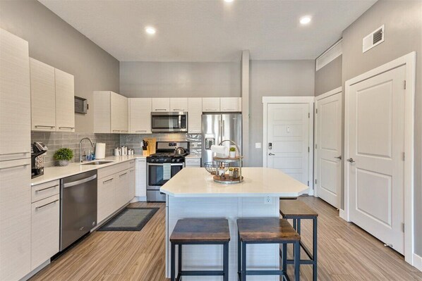 Fridge, microwave, oven, stovetop - Best Views! 7th fl/Penthouse/Gym/Pool/Htub/Pking (Salt Lake City)