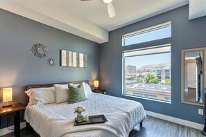 1 bedroom, iron/ironing board, WiFi, bed sheets - Best Views! 7th fl/Penthouse/Gym/Pool/Htub/Pking (Salt Lake City)