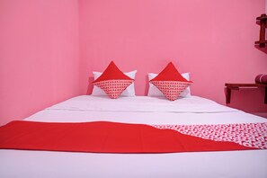 Desk, laptop workspace, free WiFi, bed sheets - Hotel O Sulthan Homestay Syariah 3 (Palembang)