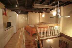 1 slaapkamer, een bureau, een strijkplank/strijkijzer, reisbedje