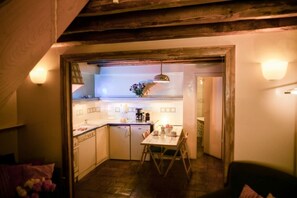 Een koelkast, een magnetron, een oven, een kookplaat