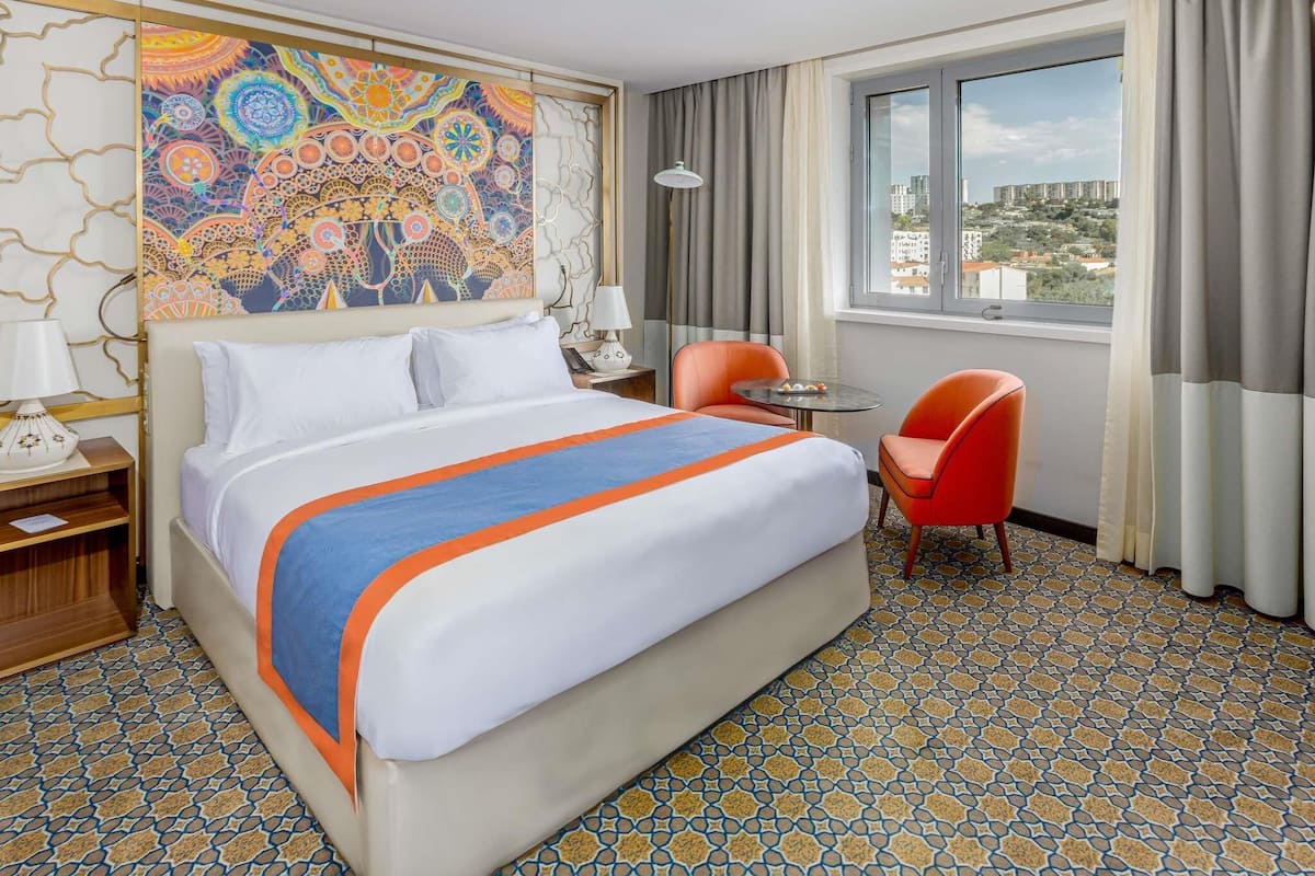 Classic Room, 1 King Bed, City View