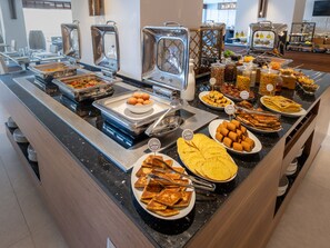 Petit-déjeuner buffet servi tous les jours en supplément