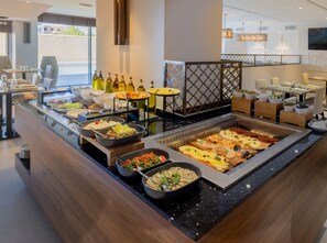 Daily buffet breakfast (DZD 2500 per person)