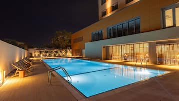 Piscine extérieure, parasols de plage, chaises longues