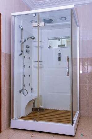 Elite Duplex | Bathroom | Slippers - Résidence Loumia Residency (Douala)