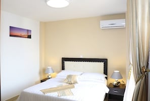 Luxury Double Room | In-room safe, blackout drapes, iron/ironing board, free WiFi - Résidence Loumia Residency (Douala)