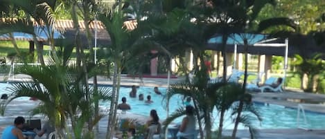 3 piscines extérieures