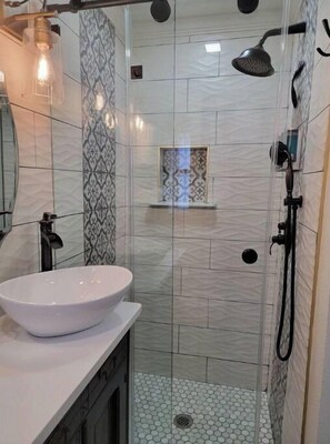 Secador de cabelo, toalhas de banho, sabonete, papel higiênico