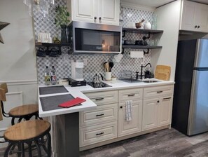 Refrigerador, microondas, horno y parrilla de estufa 