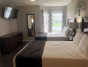 1 makuuhuone, tallelokero huoneessa, työpöyt ä, silitysrauta/-lauta