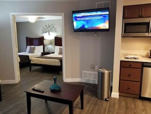 1 habitación, caja de seguridad en la habitación y escritorio 