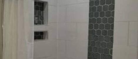 Sèche-cheveux, serviettes fournies, shampoing, papier toilette