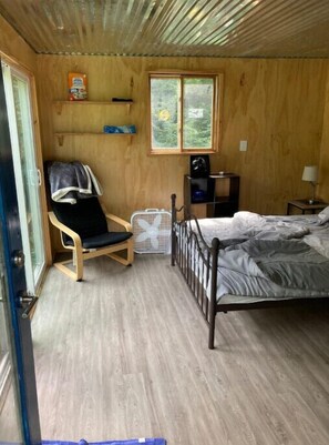 Room - Tiny cabin with privacy, comfort and mt views
 (Kerhonkson)