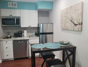 Geladeira, micro-ondas, cooktop, lava-louças