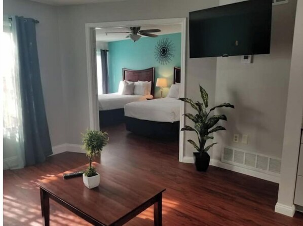 1 Schlafzimmer, Schreibtisch, Bügeleisen/Bügelbrett, Reisekinderbett