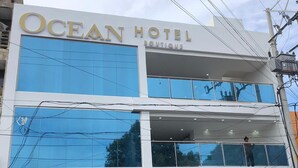 Un bâtiment portant l’enseigne « Ocean Hotel Boutique », ce qui indique qu’il s’agit d’un établissement hôtelier.