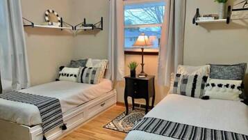 3 bedrooms, desk, iron/ironing board, travel crib