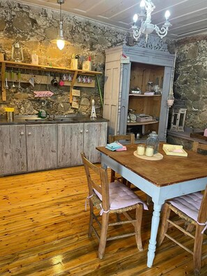 Cottage, Multiple Beds | Dining