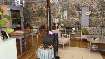 Cottage, Multiple Beds | Dining