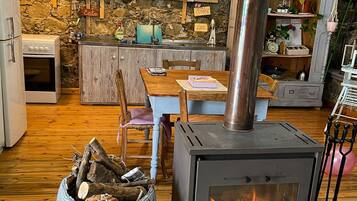 Cottage, Multiple Beds | Private kitchen | Fridge, microwave, oven, stovetop