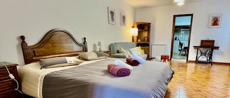 Standard Villa, 1 Queen Bed with Sofa bed, Non Smoking, Patio (OUTEIRO 99-1) | Living area | 55-inch Smart TV with cable channels, fireplace, Netflix