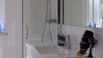 Standaard villa, meerdere bedden, niet-roken (OUTEIRO 99-2.0) | Badkamer | Een douche, een regendouche, gratis toiletartikelen, een haardroger