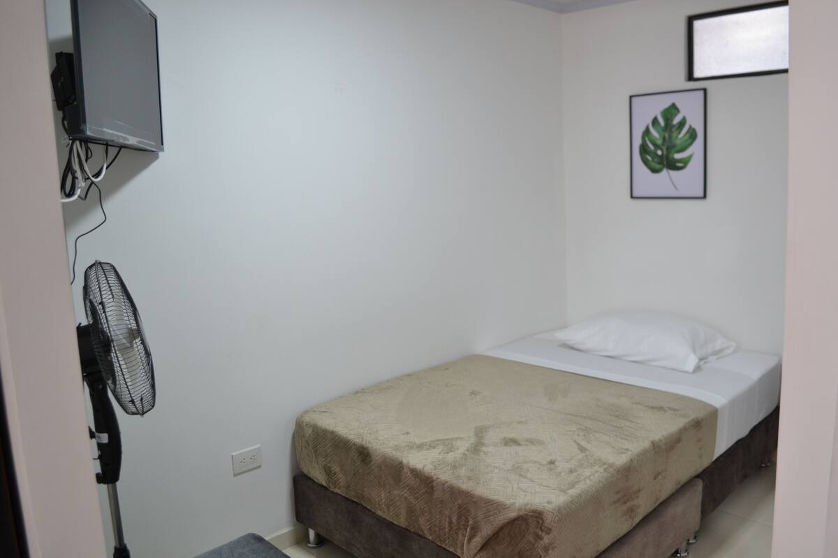 Basic Studio | Iron/ironing board, WiFi (free)