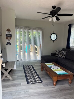 TV - Lake Life 1BD at heart of GOTL. Bright & Airy and right off the strip.  (Geneva)