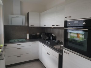 Kühlschrank, Mikrowelle, Ofen, Geschirrspüler