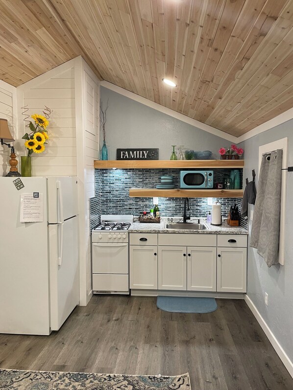 Kjøleskap, mikrobølgeovn, ovn og kokeplater