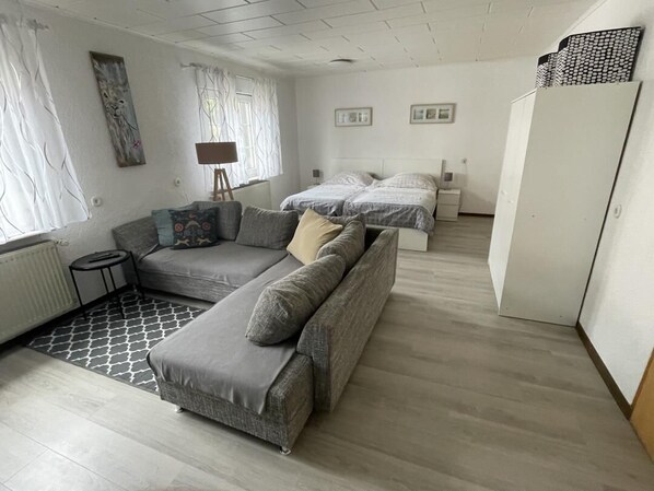 واي فاي مجانًا وملاءات أسرّة