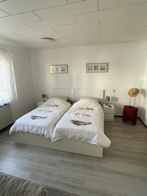 واي فاي مجانًا وملاءات أسرّة