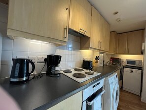 Kjøleskap, mikrobølgeovn, ovn og oppvaskmaskin