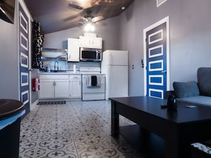 Private kitchen - Artsy Coronado Casita, minutes to dtn Phoenix! Explore all Phoenix has to offer! (Phoenix)