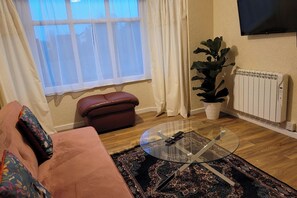 Living area - Apartment - Sleeps 2 - Parking - Near Station (Reading)