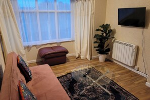 Living area - Apartment - Sleeps 2 - Parking - Near Station (Reading)