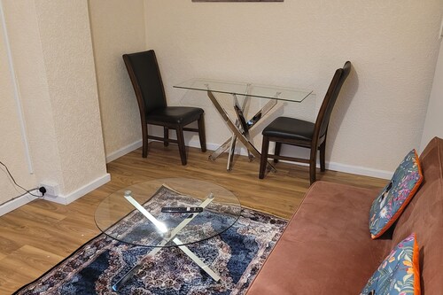 Apartment - Sleeps 2 - Parking - Near Station