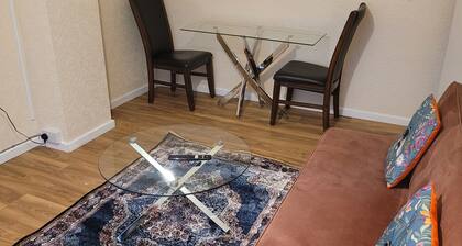 Apartment - Sleeps 2 - Parking - Near Station